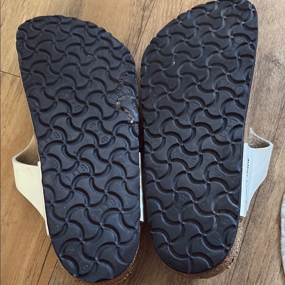 Birkenstock Gizeh Patent White Sandals - Picture 3 of 5